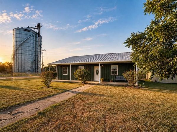702 Main Street , Windom, TX 75492