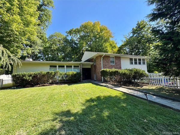 23 Wooleys Lane , Great Neck, NY 11023