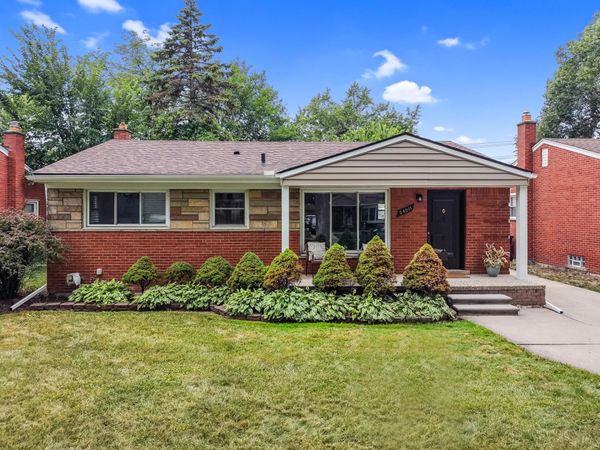 24011 Geneva Street, Oak Park, MI 48237
