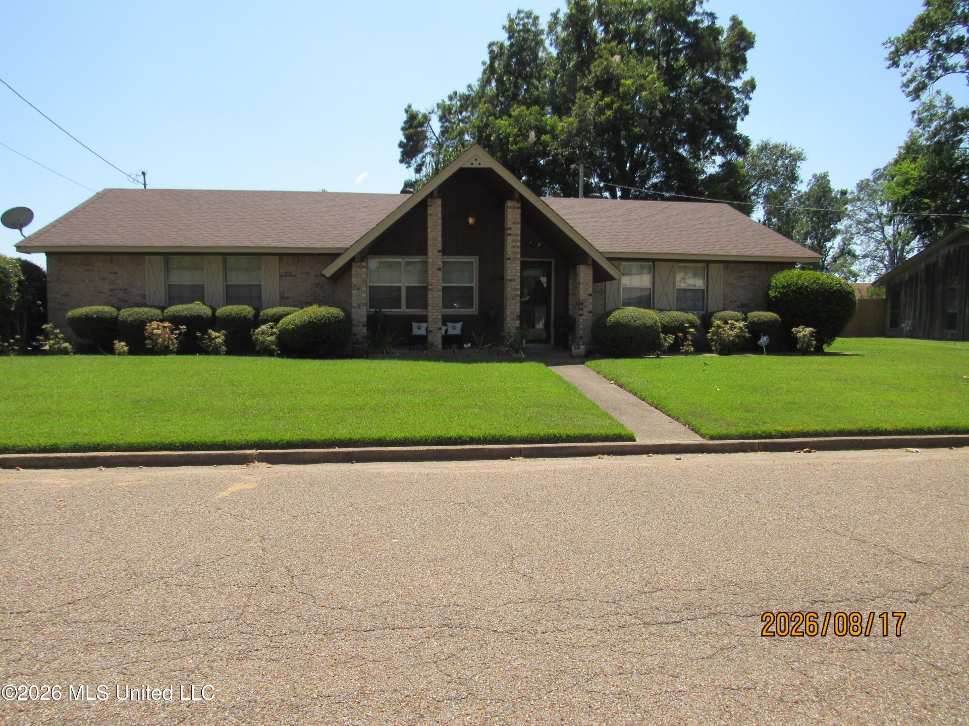2345 E Clubview Circle, Yazoo City, MS 39194 Main Photo