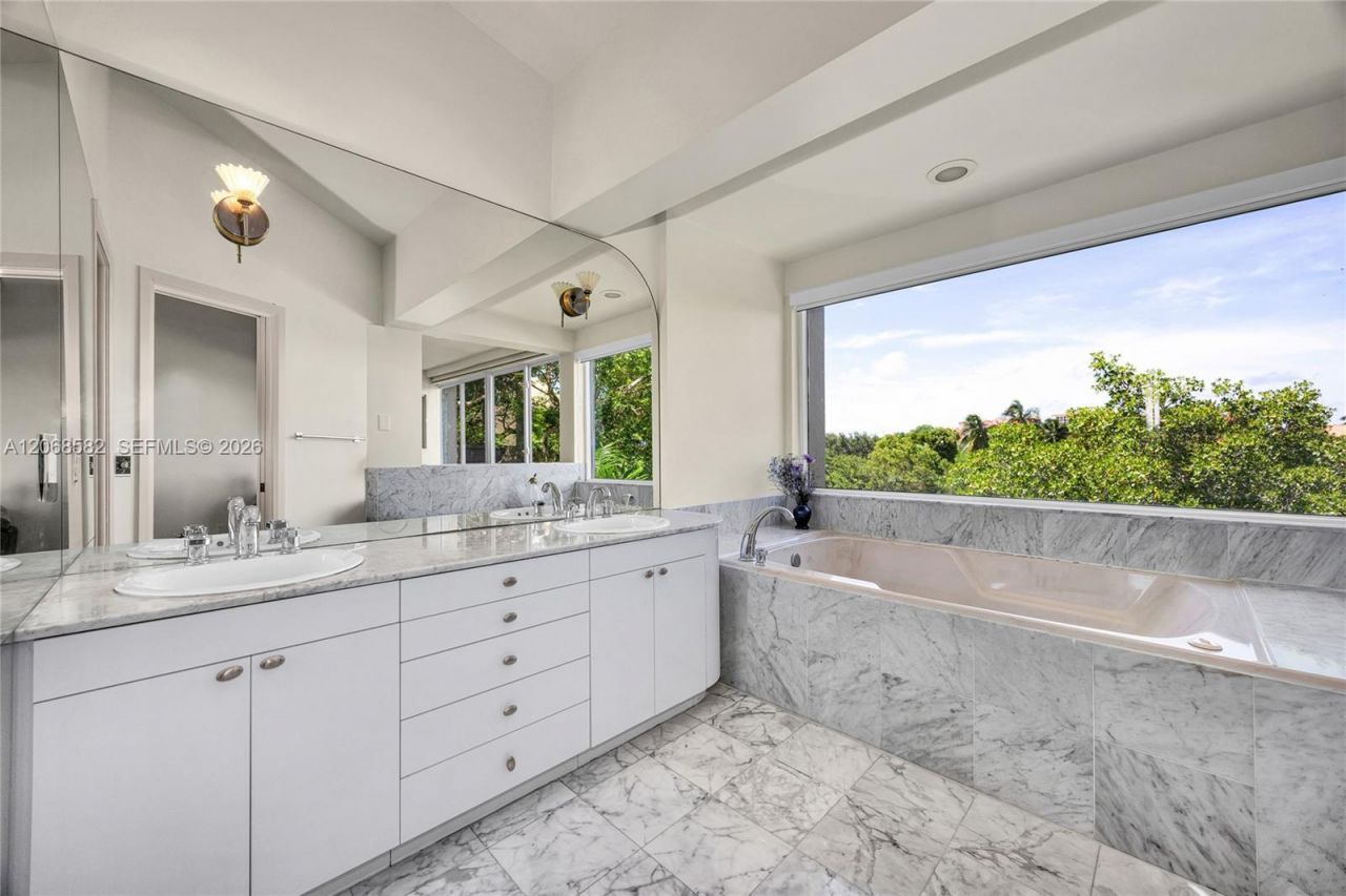 5996 Paradise Point Dr , Palmetto Bay, FL 33157 Photo