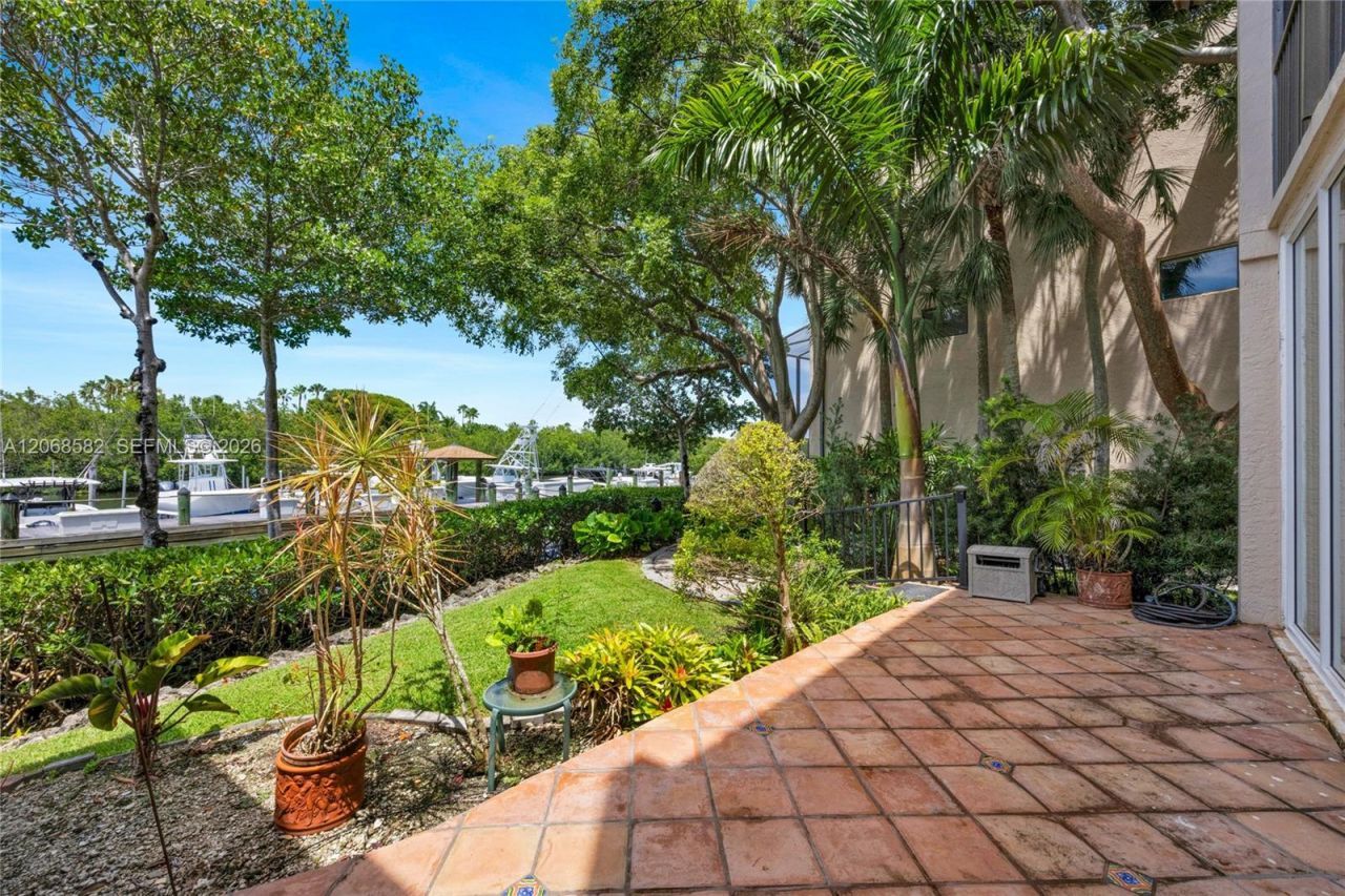 5996 Paradise Point Dr , Palmetto Bay, FL 33157 Photo