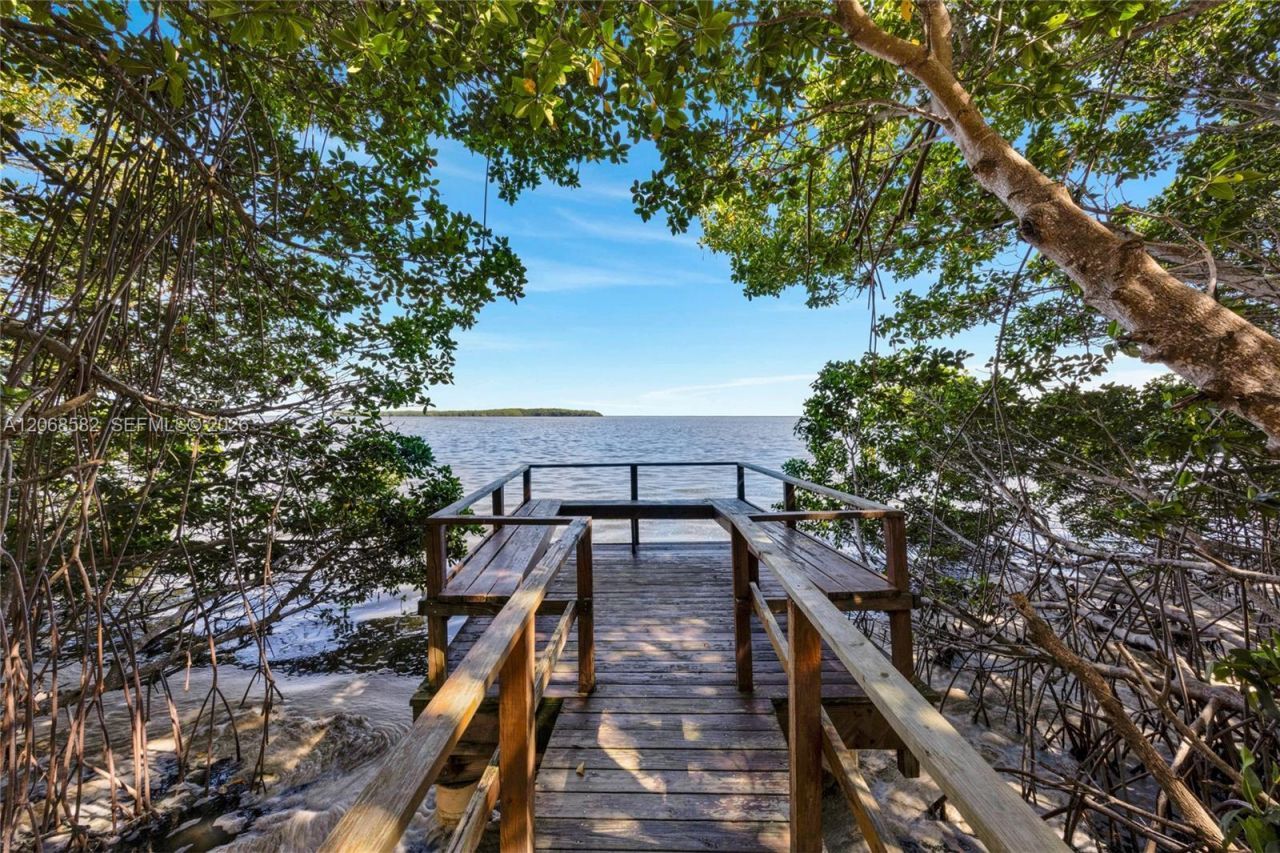 5996 Paradise Point Dr , Palmetto Bay, FL 33157 Photo