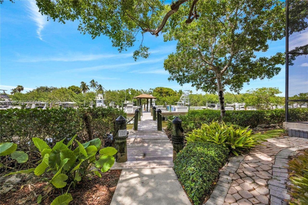 5996 Paradise Point Dr , Palmetto Bay, FL 33157 Photo