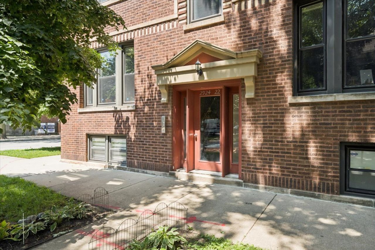 2924 W Berteau Avenue, Unit 1, Chicago, IL 60618 Main Photo