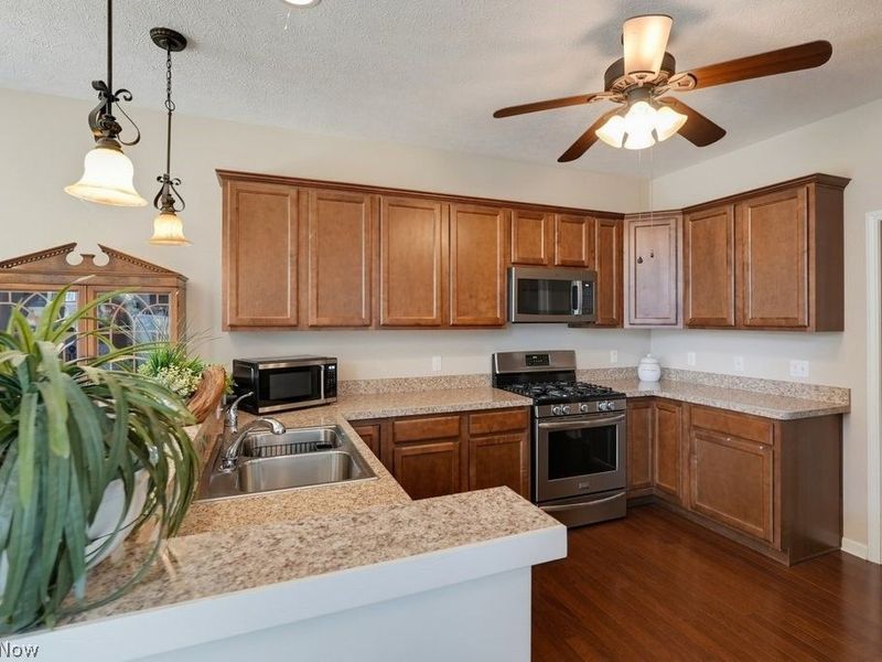 568 Hyannis Port Circle, Avon Lake, OH 44012 Photo 11