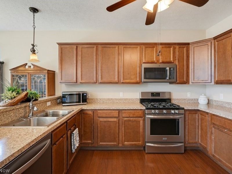568 Hyannis Port Circle, Avon Lake, OH 44012 Photo 12