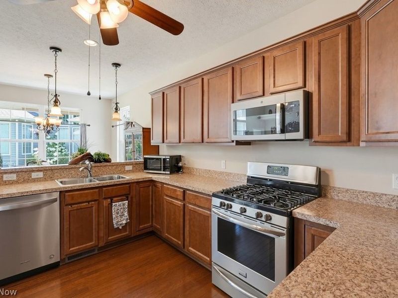 568 Hyannis Port Circle, Avon Lake, OH 44012 Photo 13