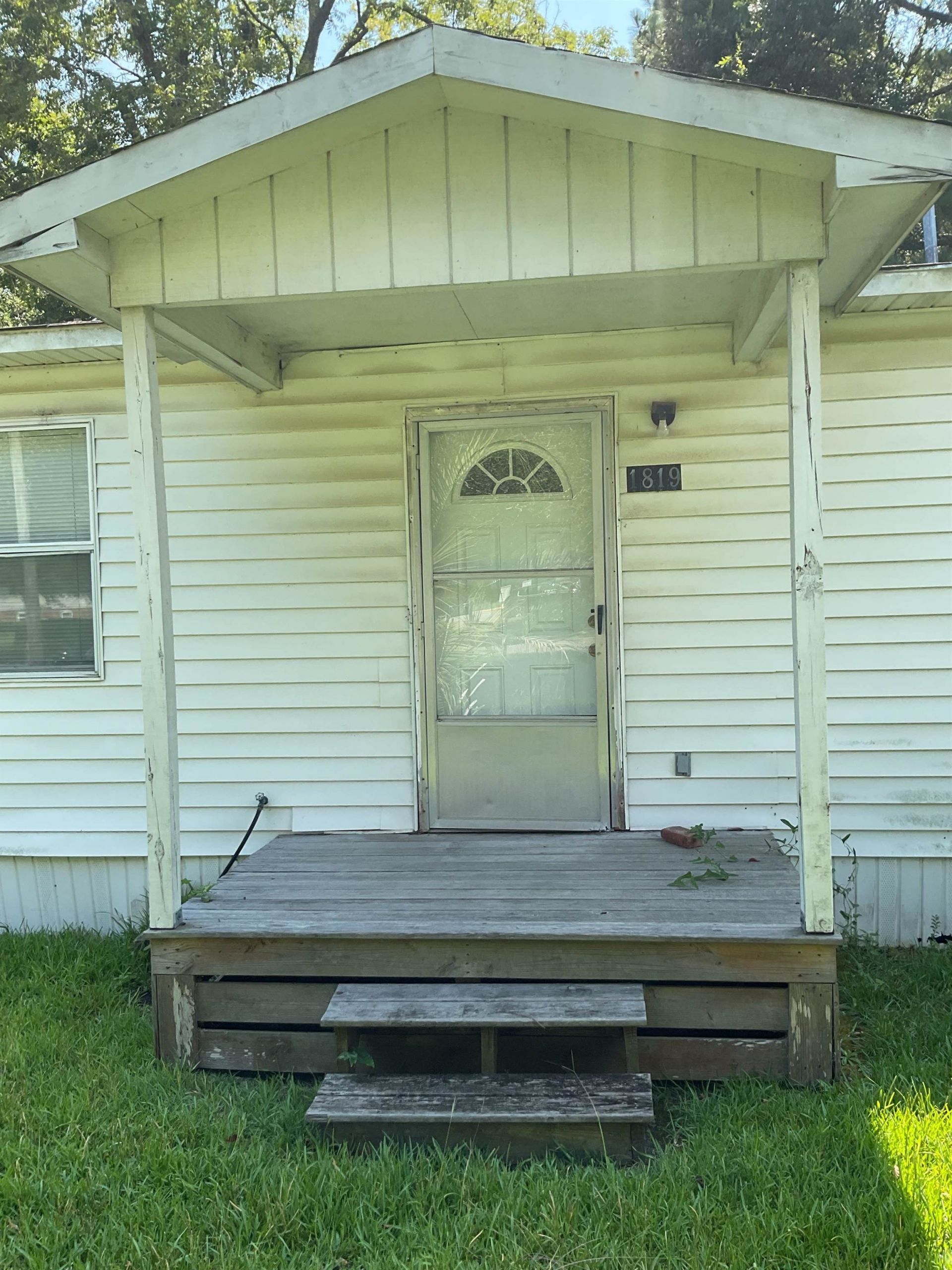 1819 Gilbert Ln. Photo 1