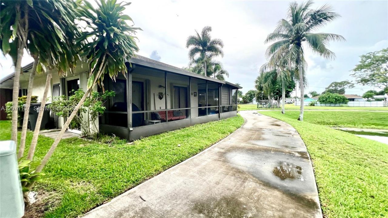 5437 Mendoza St , West Palm Beach, FL 33415 Photo
