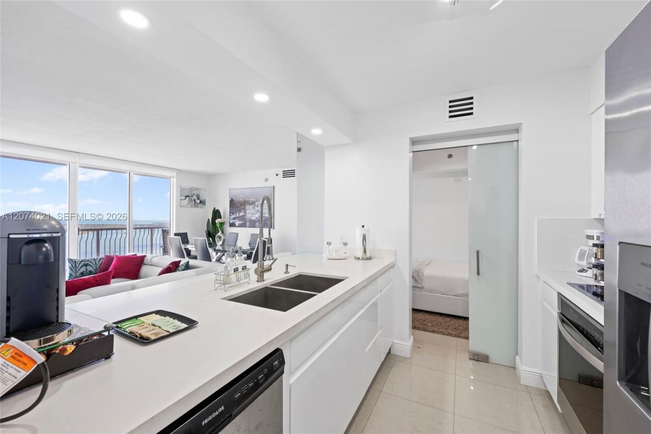 1200 Brickell Bay Dr , Unit 3701, Miami, FL 33131 Photo