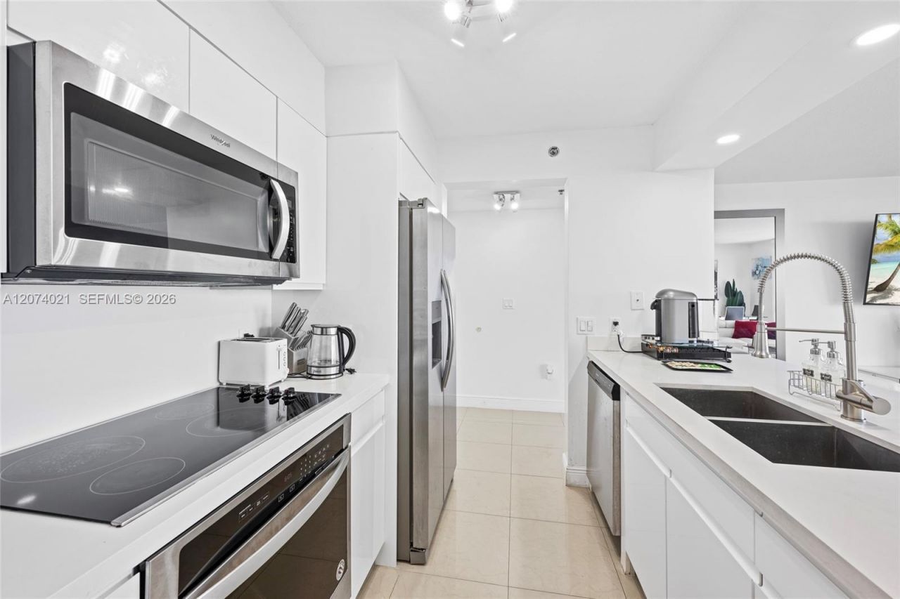 1200 Brickell Bay Dr , Unit 3701, Miami, FL 33131 Photo