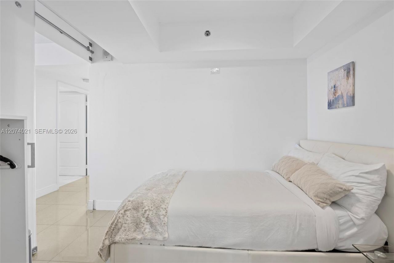 1200 Brickell Bay Dr , Unit 3701, Miami, FL 33131 Photo