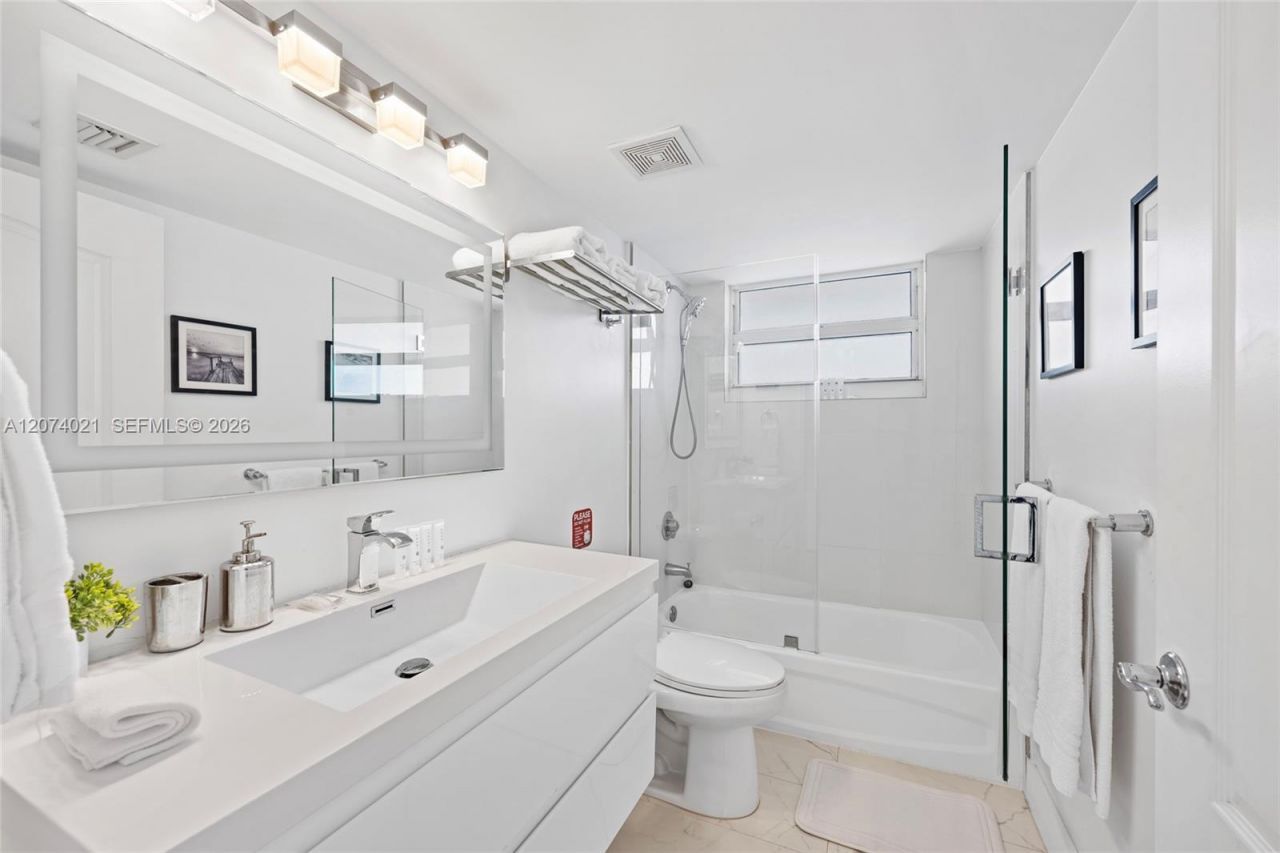 1200 Brickell Bay Dr , Unit 3701, Miami, FL 33131 Photo