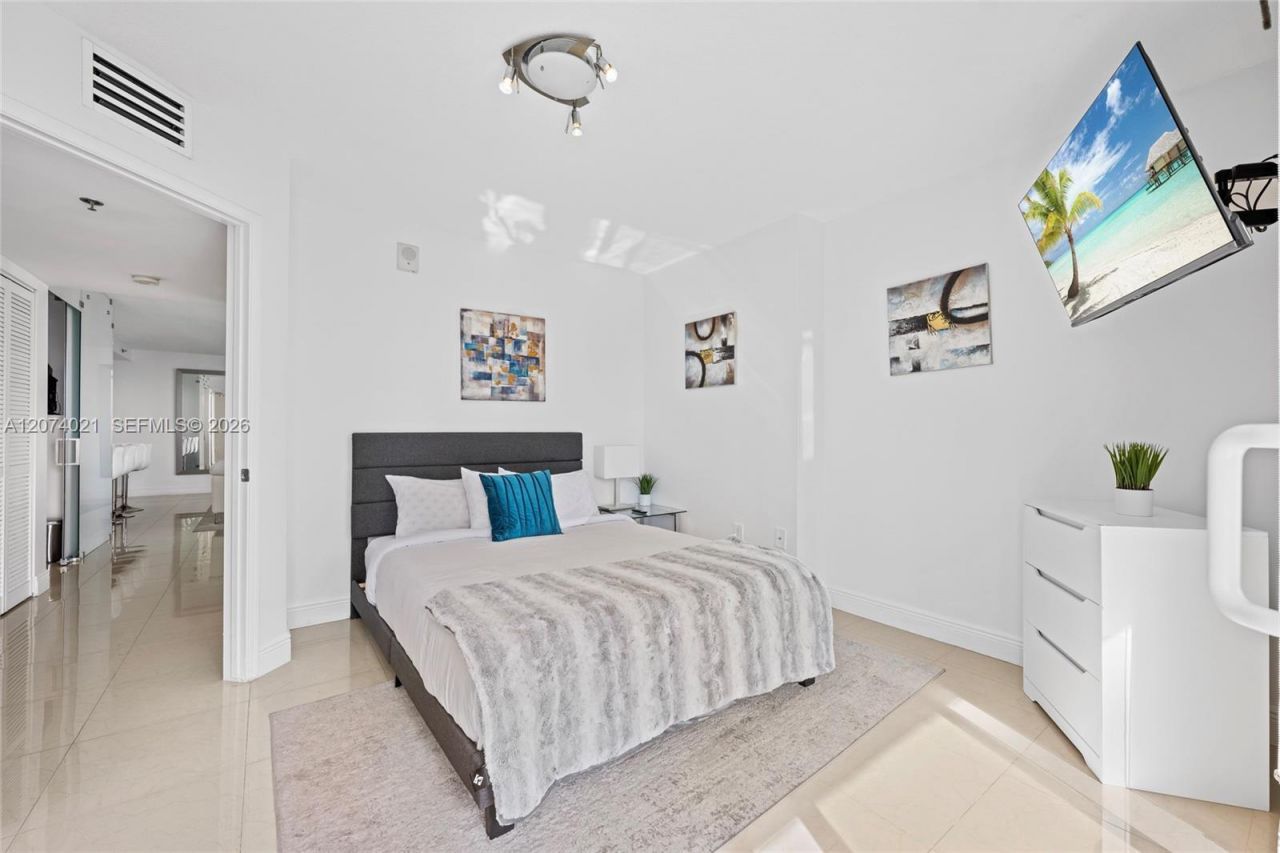 1200 Brickell Bay Dr , Unit 3701, Miami, FL 33131 Photo
