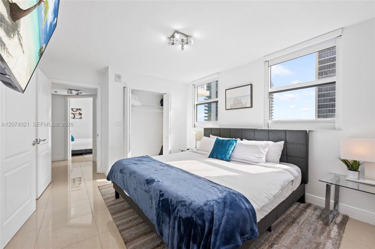 1200 Brickell Bay Dr , Unit 3701, Miami, FL 33131 Photo