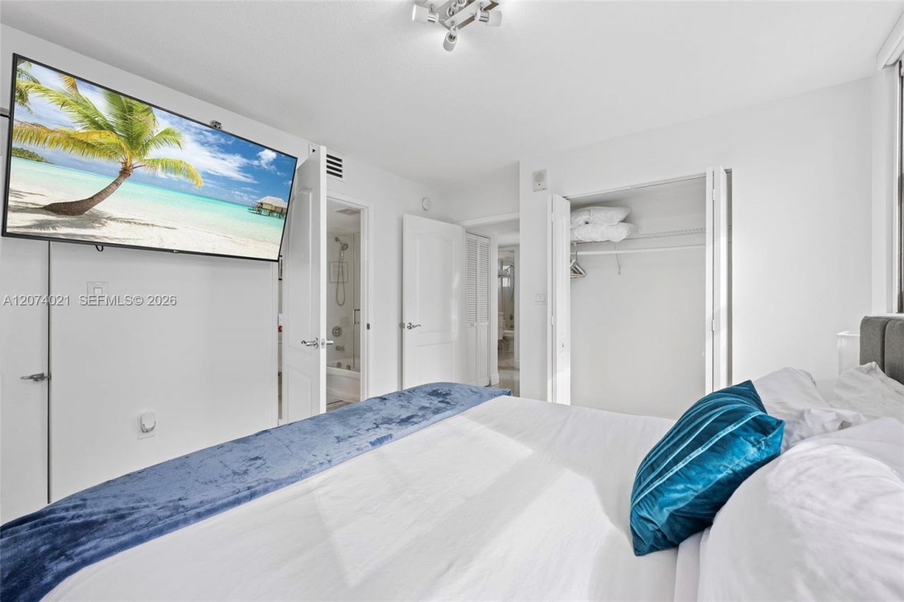 1200 Brickell Bay Dr , Unit 3701, Miami, FL 33131 Photo