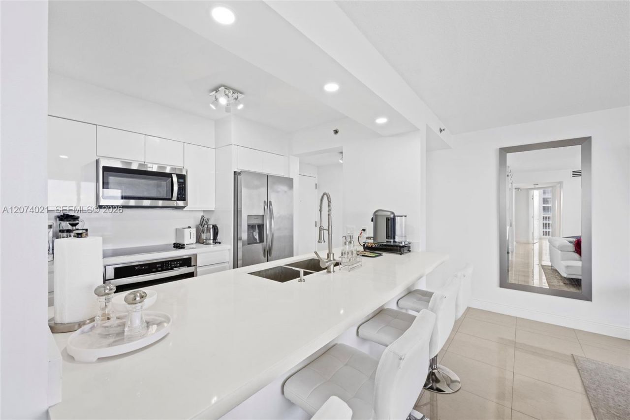 1200 Brickell Bay Dr , Unit 3701, Miami, FL 33131 Photo