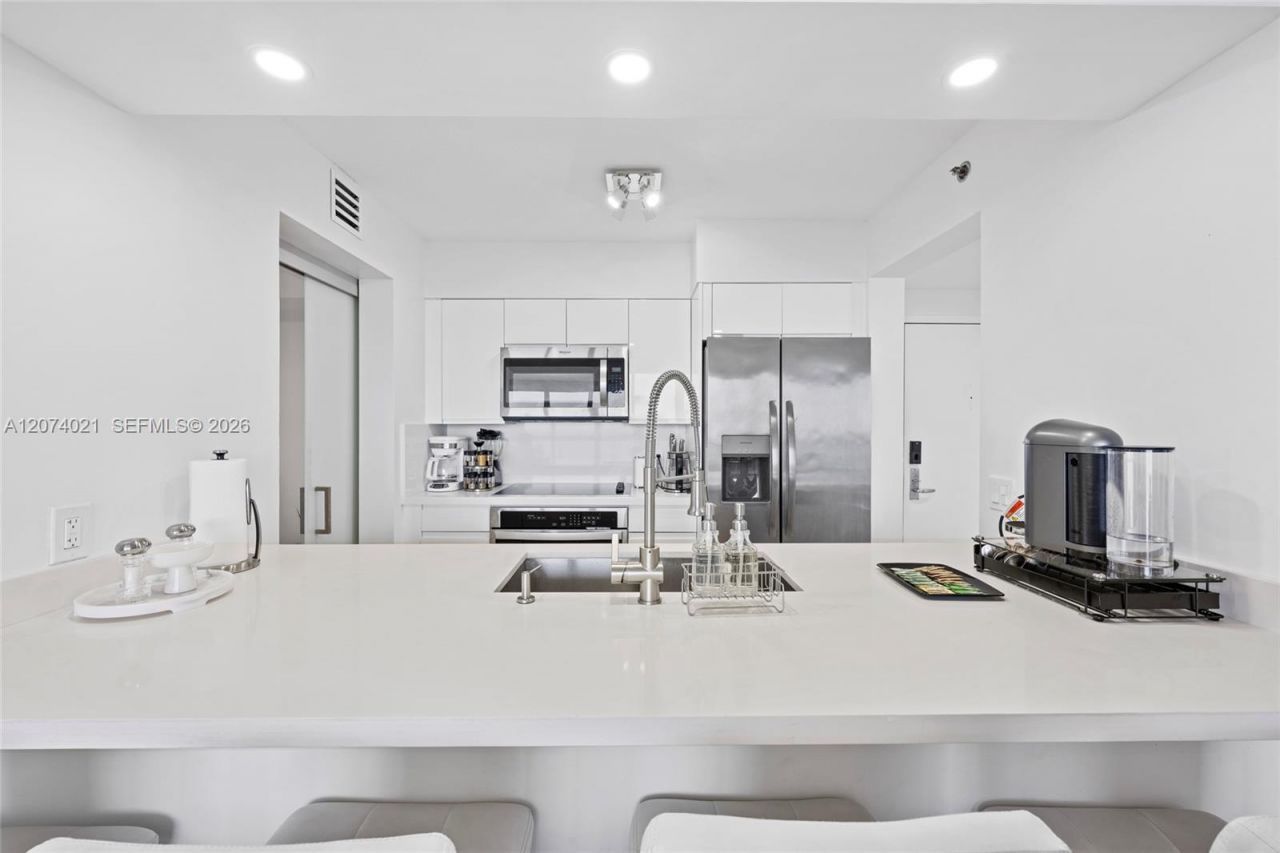 1200 Brickell Bay Dr , Unit 3701, Miami, FL 33131 Photo