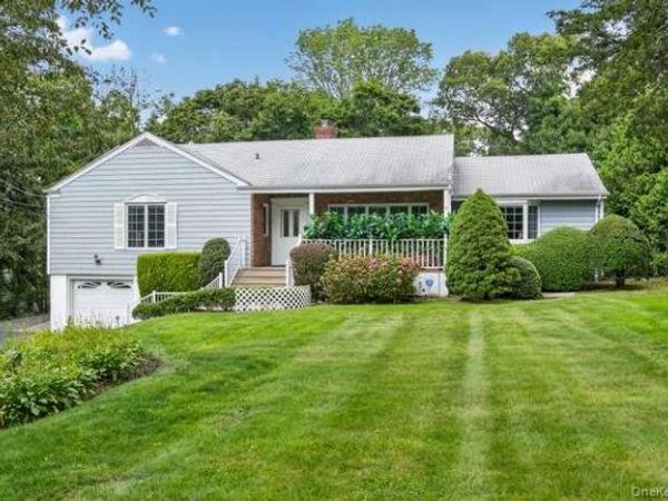 4 Woodleaf Court , Cold Spring Harbor, NY 11724