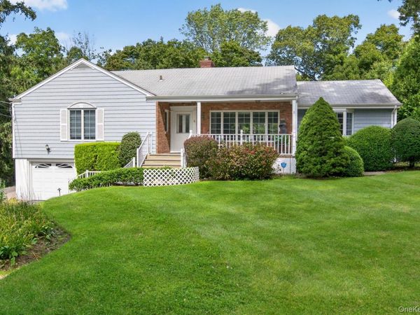 4 Woodleaf Court, Cold Spring Harbor, NY 11724