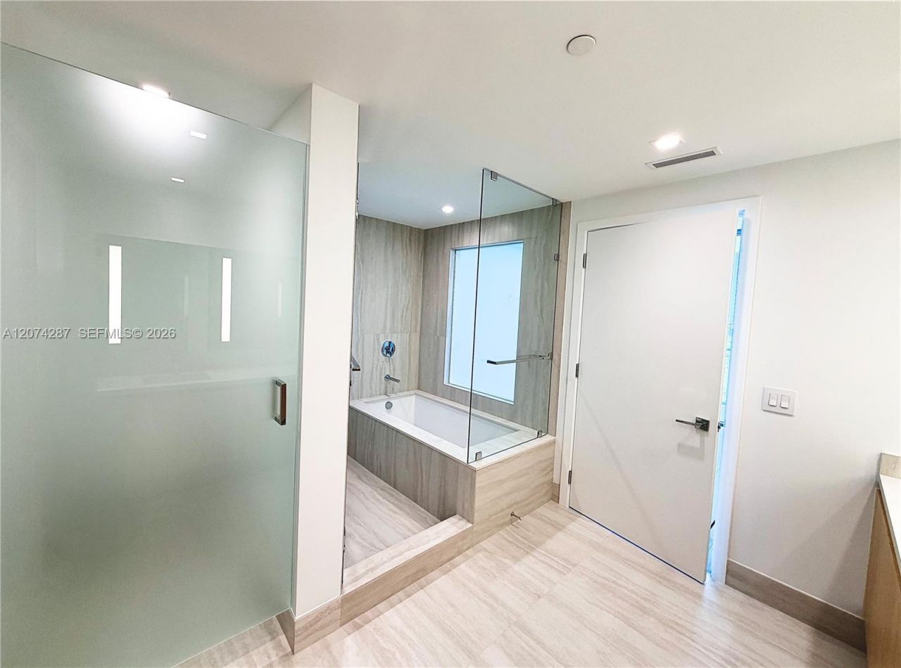 2411 Laguna Circle , Unit 1503, North Miami, FL 33181 Photo