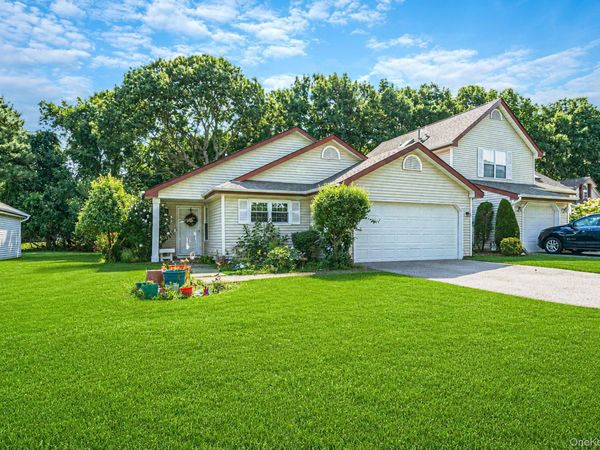 4 Balmoral Court , Middle Island, NY 11953