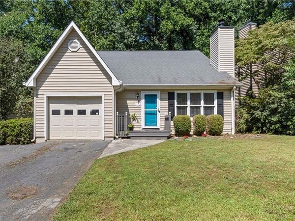 4965 Lochraven Drive , Winston-Salem, NC 27104