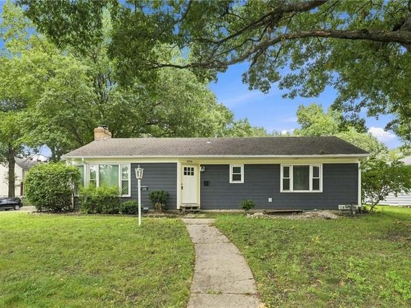1216 Meadow Lake Parkway, Kansas City, MO 64114