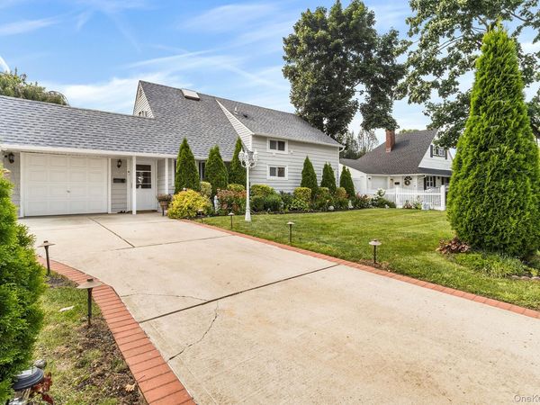 158 Blueberry Lane , Hicksville, NY 11801
