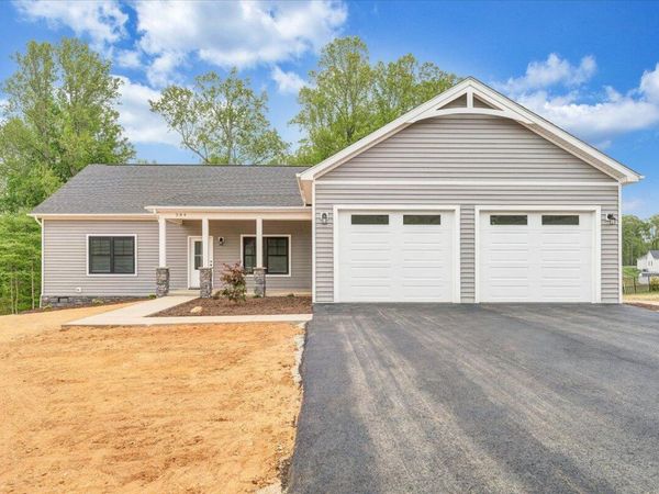 284 Windsor Castle DR, Moneta, VA 24121