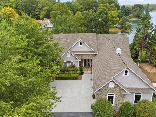 425 Park Way AVE, Moneta, VA 24121