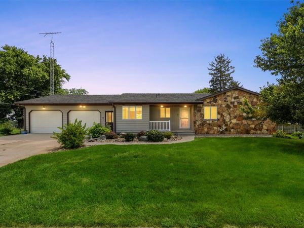 200 Schnoebelen Street , Riverside, IA 52327