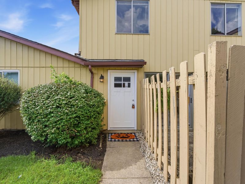 2467 Burgandy Lane , Unit C, Columbus, OH 43232 Photo 2