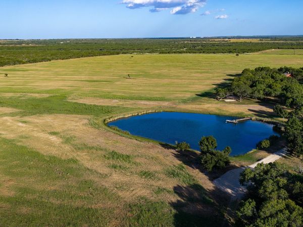 106 County Road 253, Poth, TX 78147