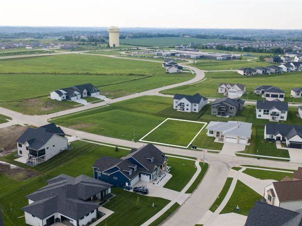 17208 Springbrook Trail, Urbandale, IA 50263