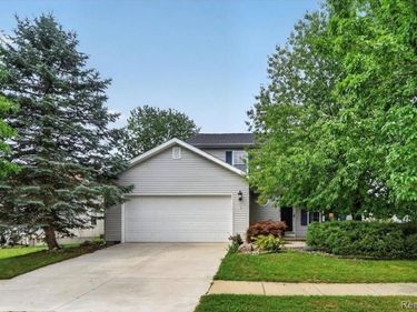 735 Pinegate Drive, Fowlerville Village, Mi 48836