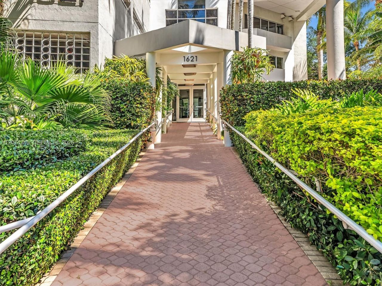 1621 Bay Rd, Unit 408, Miami Beach, FL 33139 Photo