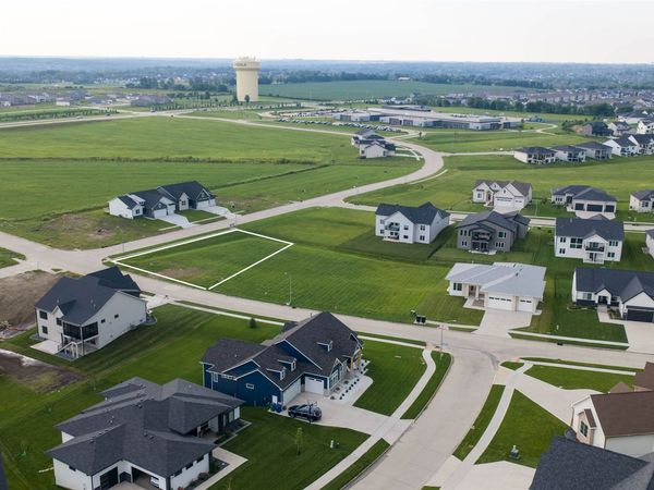 17200 Springbrook Trail, Urbandale, IA 50263