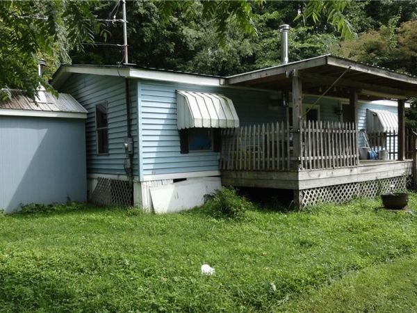 225 West Penn Lane , Chester, WV 26034