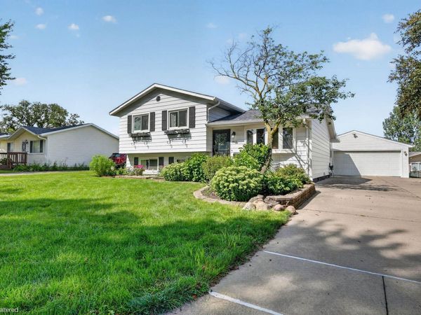 1921 Carriage Hill Drive, Waterloo, IA 50701