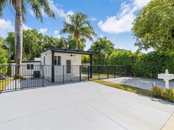 330 NW 82nd Ter , Miami, FL 33150