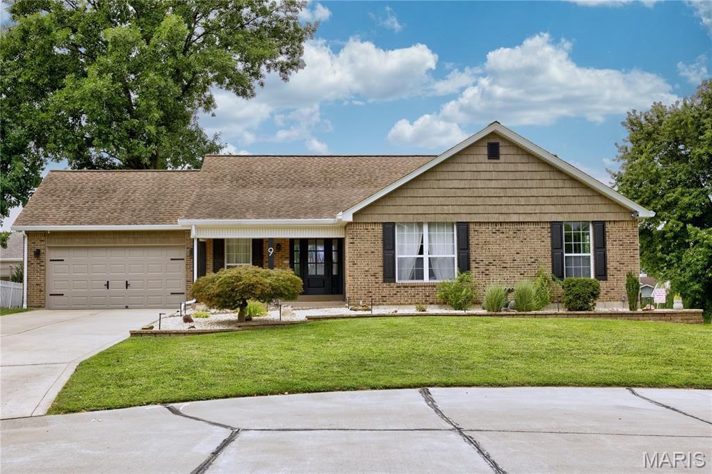 9 Carriage Way E, Saint Peters, MO 63376 Main Photo
