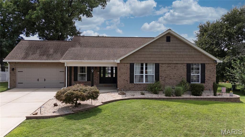 9 Carriage Way E, Saint Peters, MO 63376 Main Photo