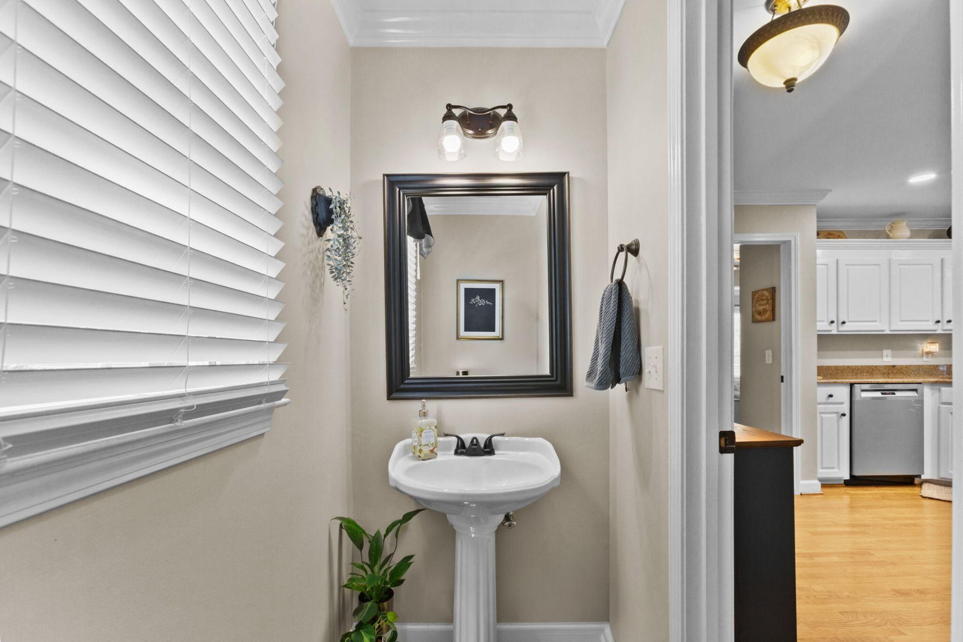 50 Edens Lane Photo 13