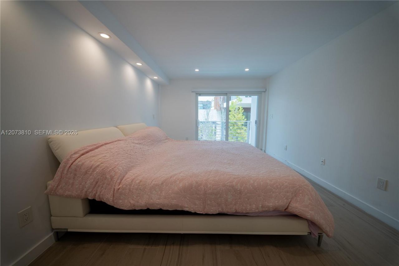 405 N Hibiscus Dr , Unit 202, Miami Beach, FL 33139 Photo