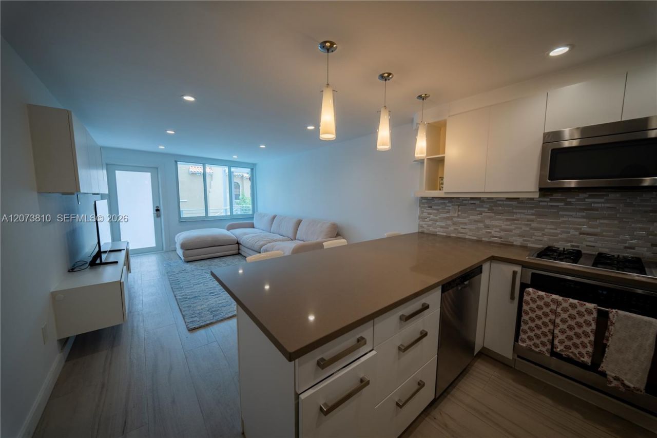 405 N Hibiscus Dr , Unit 202, Miami Beach, FL 33139 Photo