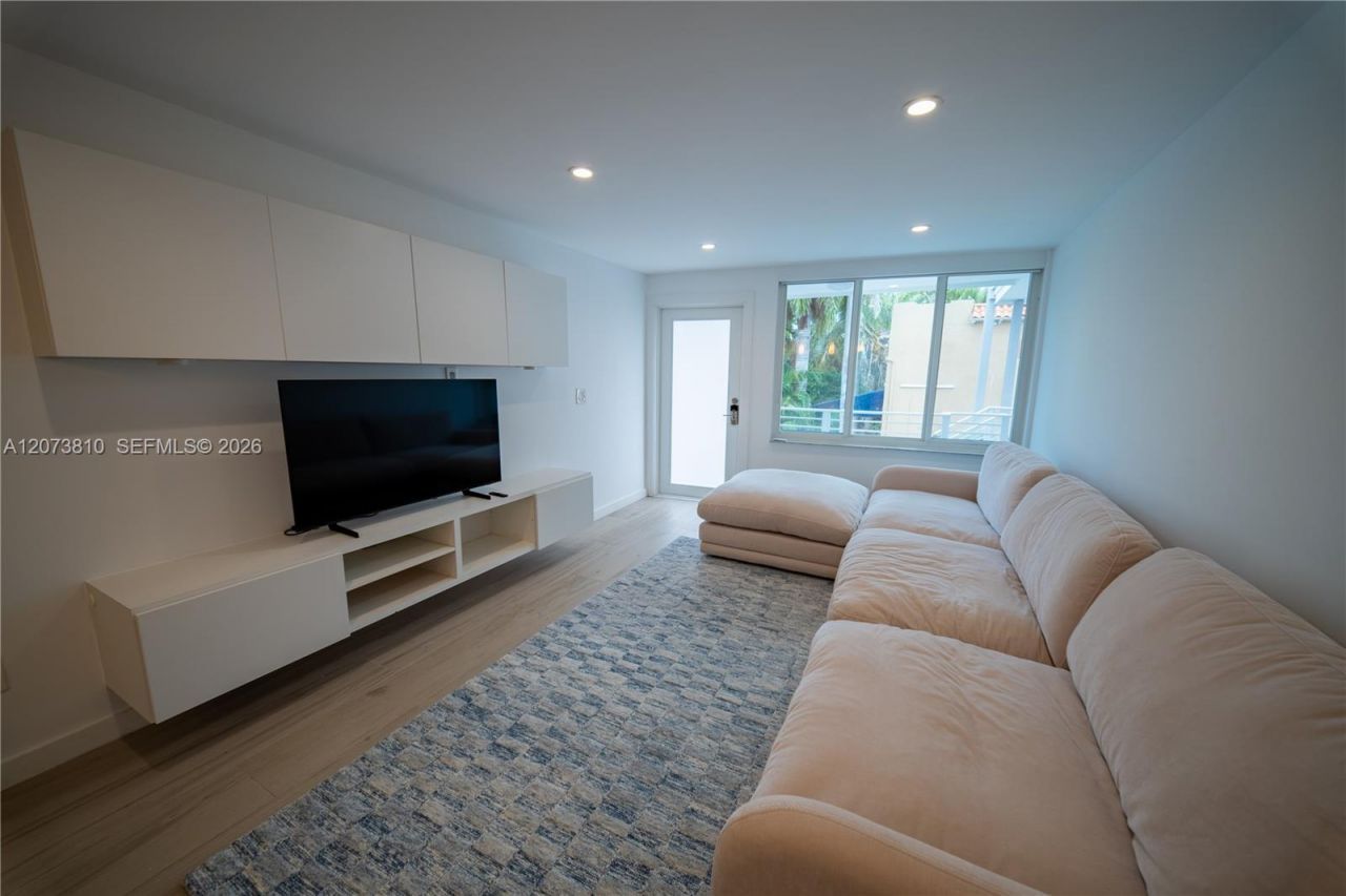 405 N Hibiscus Dr , Unit 202, Miami Beach, FL 33139 Photo