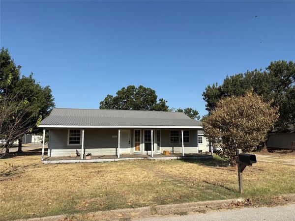 412 10th Street , Nocona, TX 76255