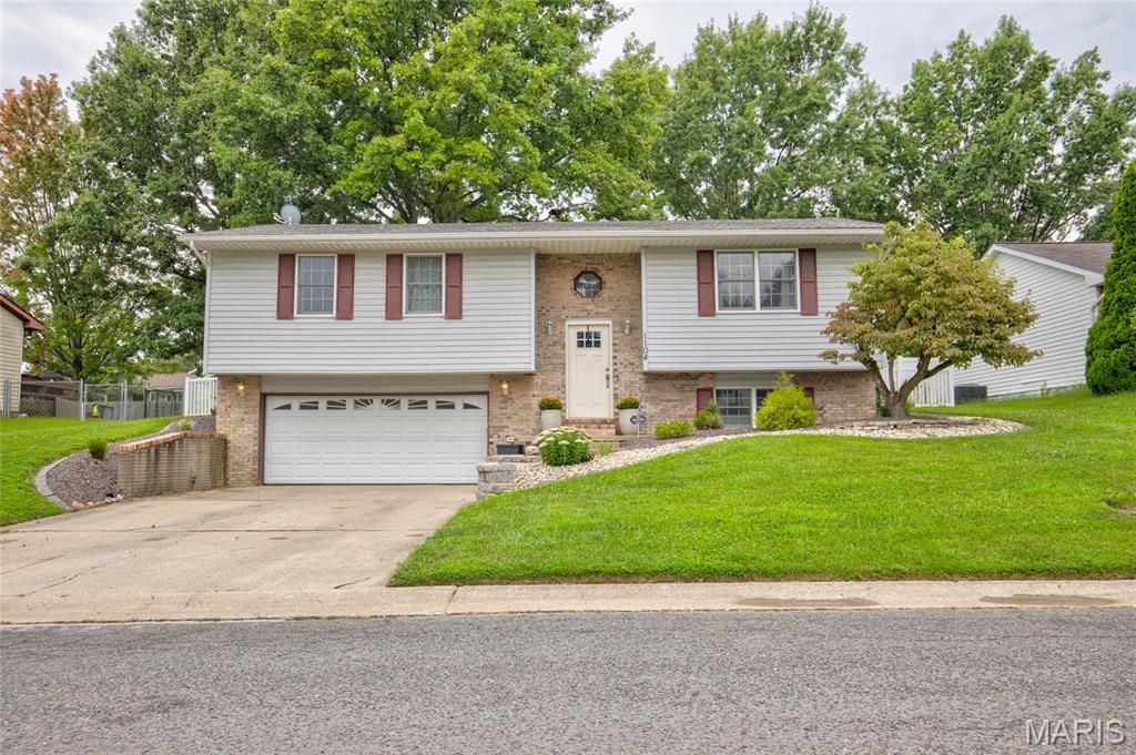 1104 Briarwood Drive , Bethalto, IL 62010 Main Photo
